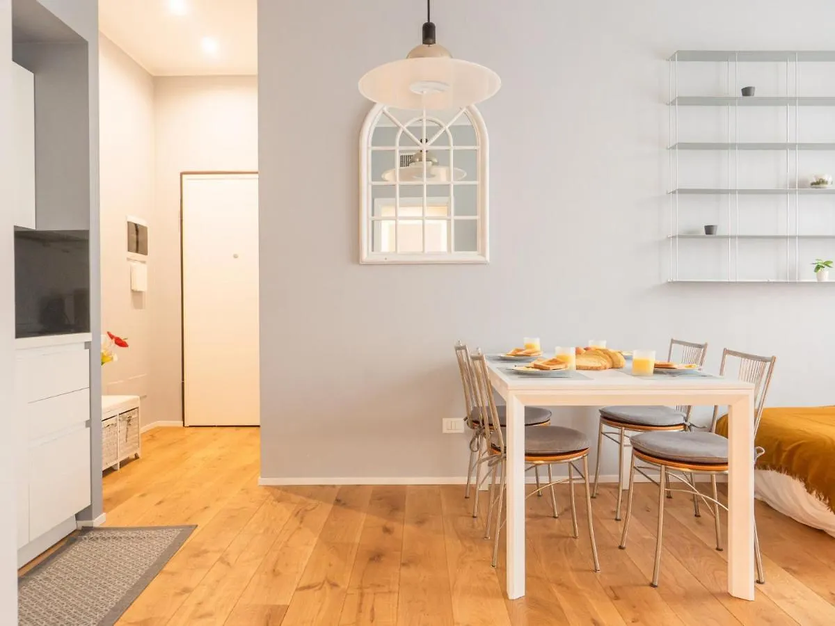 The Best Rent - Lovely Two-Bedroom Apartment Near Bocconi University 밀라노 0*,  이탈리아